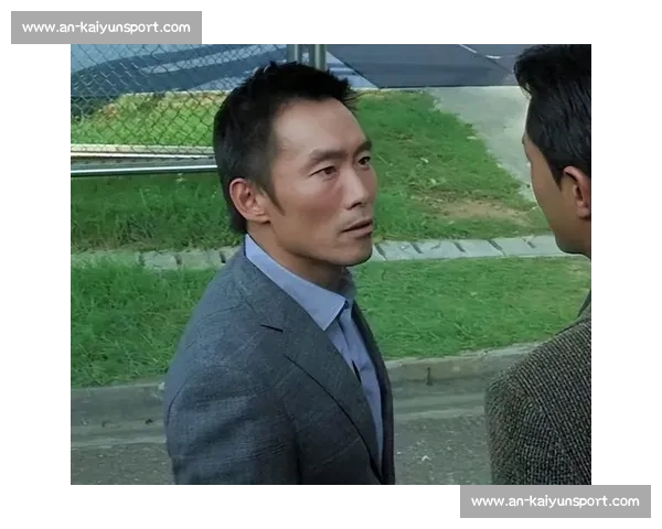 司徒浩南重出江湖！郑浩南香港街头再现经典造型，网友：青春回来了